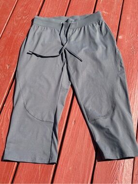Tek Gear Women’s Small Gray Cropped Workout Pants